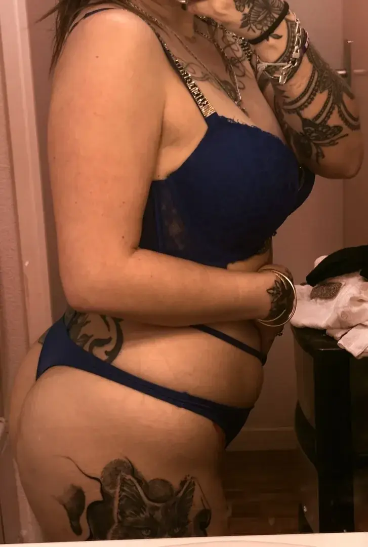Leak & nude MYM — Unicorninfire03 : « Avant la douche… juste moi et mes sous-vêtements dans la salle de bain 💋L’eau n’a pas encore coulé, mais la température monte déjà…Tu restes regarder ou tu viens me rejoindre ? 😈 » (MYM)