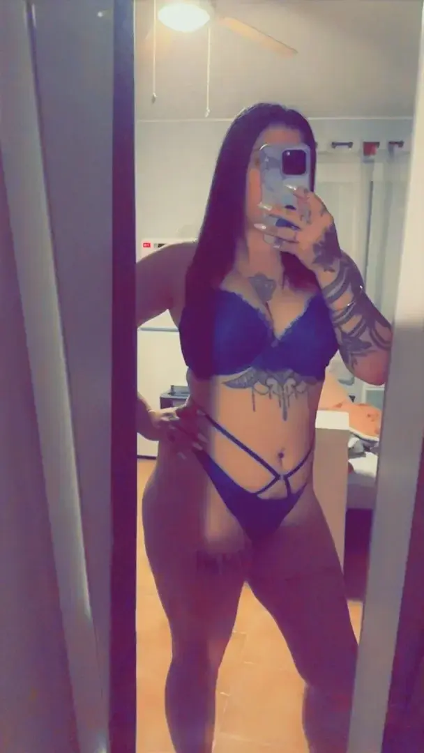 Leak & nude MYM — Unicorninfire03 : « Devant le miroir… et avec des idées pas très sages 💙🔥Dis-moi si je dois enlever quelque chose… ou pas 😈On va aller prendre un petit bain 🛁 » (MYM)