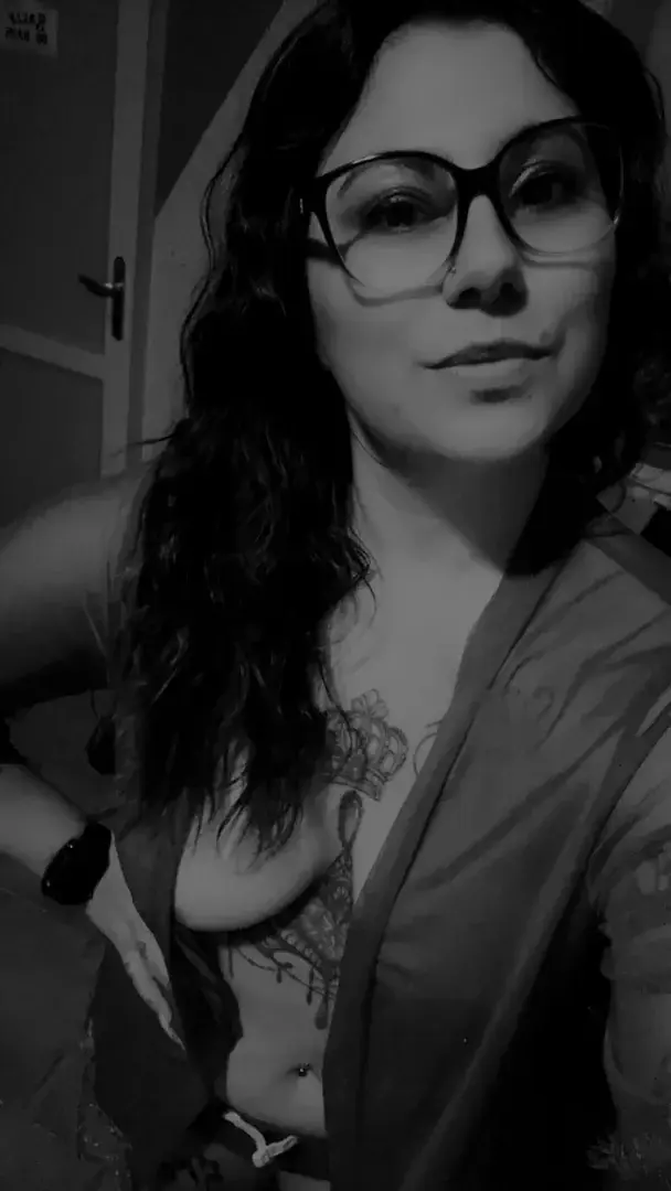 Tu préfères que j’enlève … ou que je garde le secret ? Caché… mais pas inaccessible.Mon petit haut est là pour une raison… ou pas. 😈😈Abonne toi pour voir le reste 🥵 hésites pas à me demander des médias en privé j’ai de quoi te satisfaire 😌😌🤫