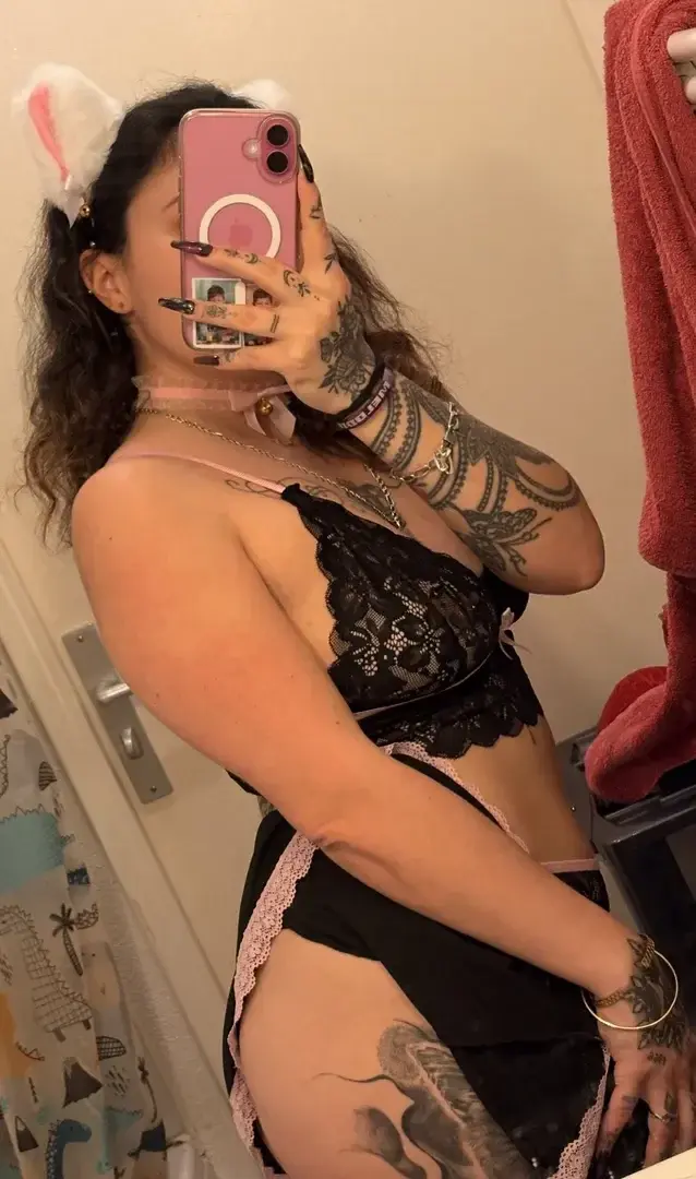 Ce soir une sextape sera disponible seulement sur demande privée 😈😈🥵 vous l’attendiez tant hésitez pas à venir me la demanderBisous mes fans 💋💋