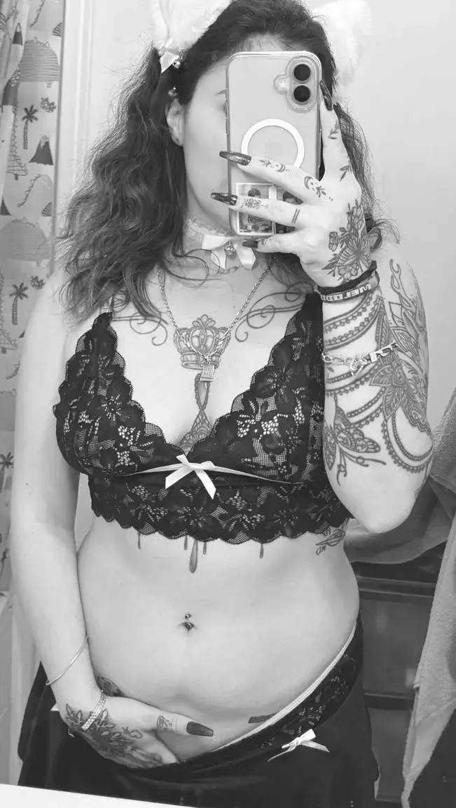 Entre ombre et dentelle… 🖤Un peu de mystère, beaucoup d’envie.Approche… mais doucement, j’aime quand ça brûle lentement …Rejoins moi en privé pour du contenu exclusif 🥵🥵🥵