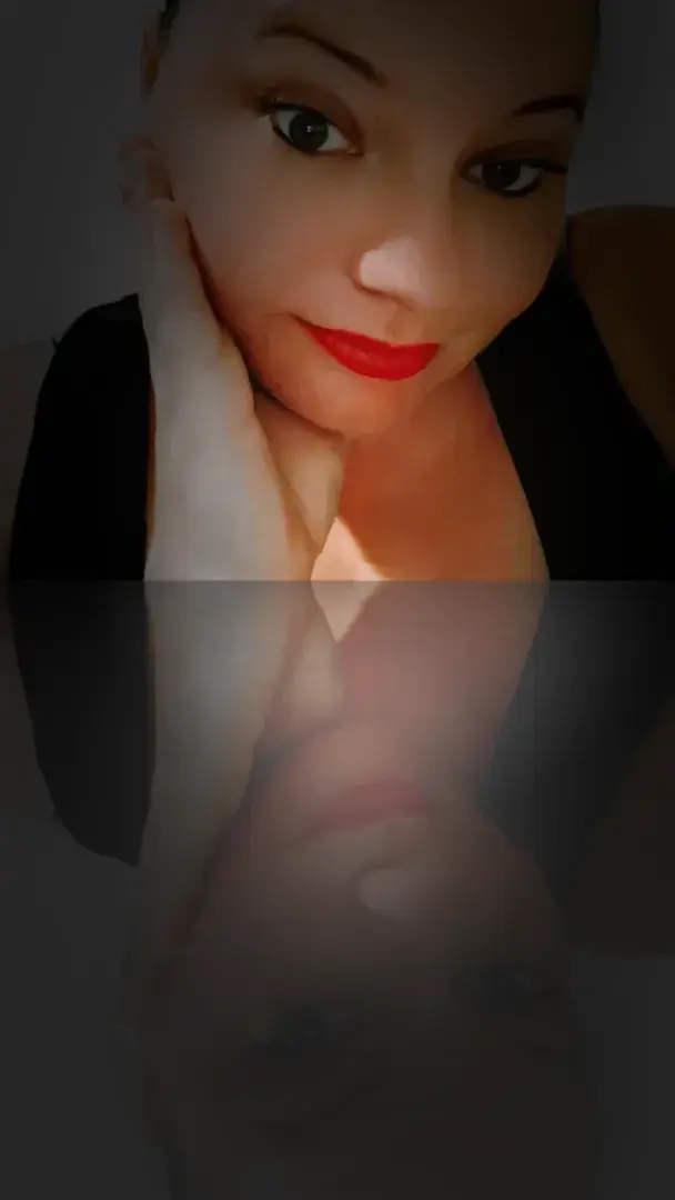 Je termine ma journée tout en douceur…La lumière baisse, l’ambiance change, et moi aussi.Envie de vous partager un moment à part, juste entre nous 🌙Vous aimez cette vibe du soir ? 💋