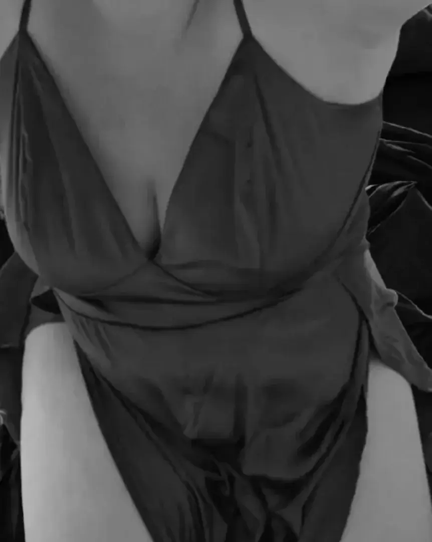 💫 Satin et secrets… 💫Cette robe glisse sur ma peau et s’ouvre là où le mystère croise l’audace 😈Envie de découvrir tous mes détails les plus intimes en privé ? 💌Seulement pour mes abonnés les plus curieux ✨