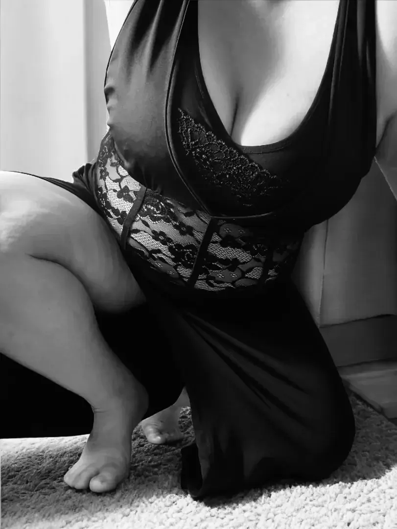 Ce soir, je suis descendue au sol, accroupie, enveloppée de dentelle et pieds nus…Une ambiance Luna Velvet, douce mais terriblement attirante.Le nouveau contenu du soir est disponible 🌙✨Viens le découvrir…