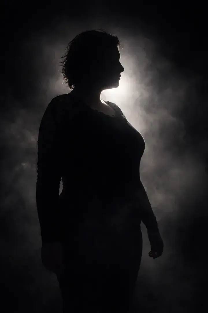 Leak & nude MYM — Lunavelvet_666 : « La lumière me caresse par l’arrière…Je deviens silhouette, mystère, tentation.Ce soir, Luna Velvet joue avec l’ombreet garde le meilleur pour le privé 🔒🌙 » (MYM)
