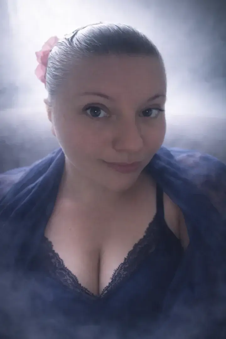 Leak & nude MYM — Lunavelvet_666 : « Luna du matin 🌫️Le brouillard enveloppe encore la pièce…un réveil lent, naturel, sans artifice.J’aime ces instants où tout est feutré,où le corps s’éveille avant l’esprit ✨💌 À découvrir ici, en douceur… » (MYM)