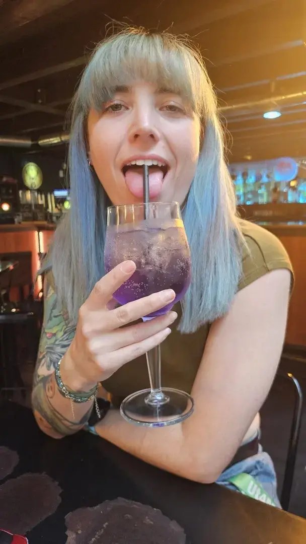 Leak & nude MYM — lovilyn24_mym : « Friday bar before going Live for you tonight. You know what happens in the bathroom if you incite me to be naughty 😉 » (MYM)