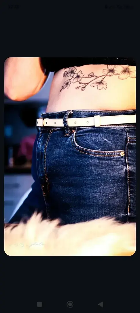 Un petit détail sur le mes tatouages entre ligne fine encre noire et courbes assumer.#hot#femmetatouee#seduction#photo#sexy