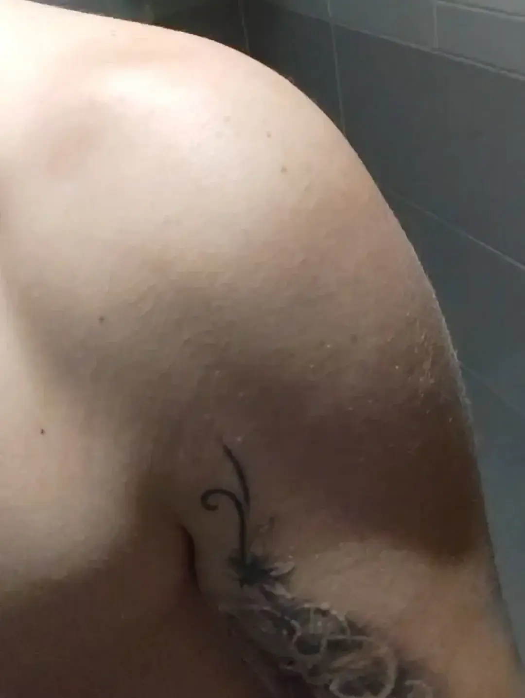 Douche rapide… enfin, rapide au début 😏L’eau est chaude, mes pensées un peu moins sages…