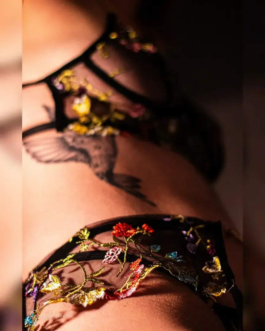 Leak & nude MYM — belle_br : « Entre dentelle et liberté. Le colibri ne se pose que là où la beauté réside. ✨#ColibriTattoo #LingerieArt #Douceur #InkedGirl » (MYM)