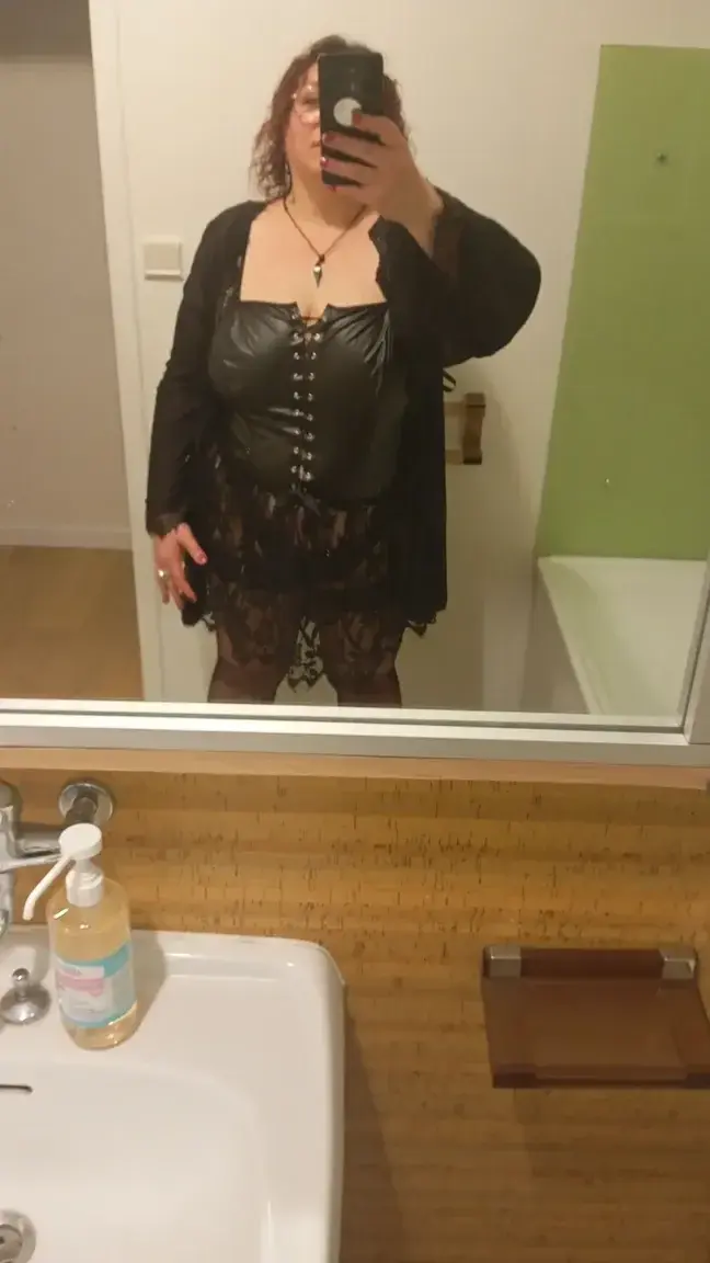 Leak & nude MYM — isa-la-genereuse-timide : « Petite soirée privée BDSM » (MYM)