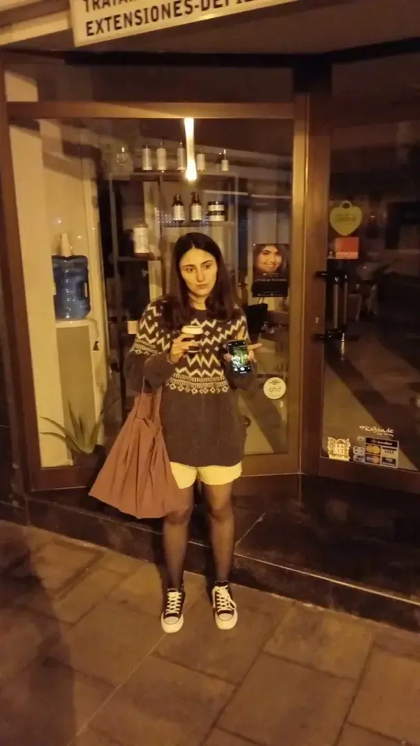 Si tu devais deviner, tu dirais que sur cette photo, en dessous je porte des sous vêtements, ou pas ? 👙 🙂‍↕️ 🤫