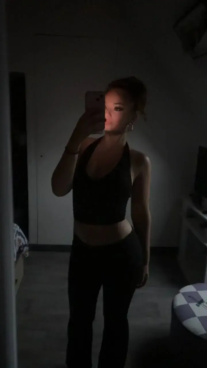 je suis brune mystérieuse même en week end et j'adore 🍂(Abonnement gratuit sans code.)