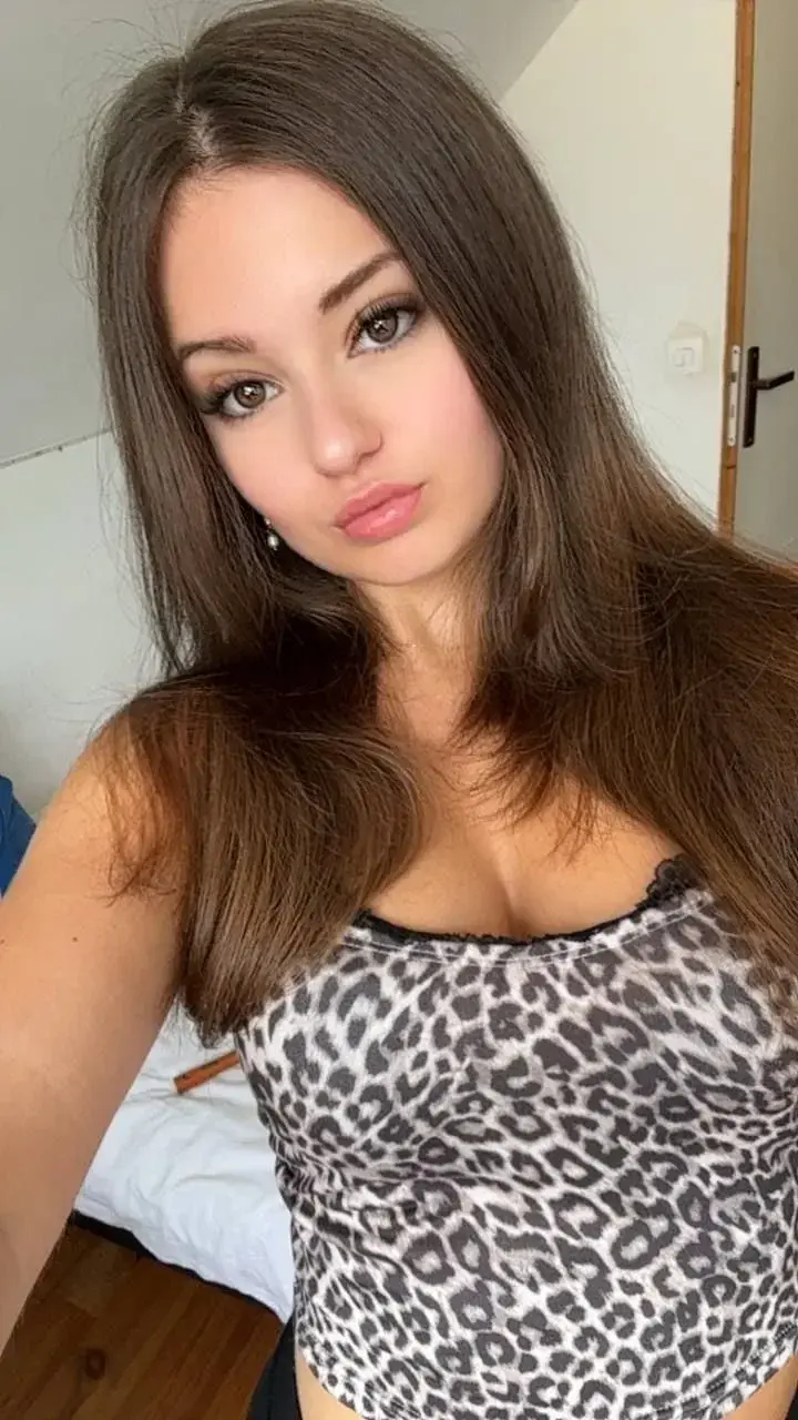 tu vois cette pièce ? ce soir je suis la seule à l’avoir et ça me donne des idées coquines 😏(Abonnement gratuit sans code.)
