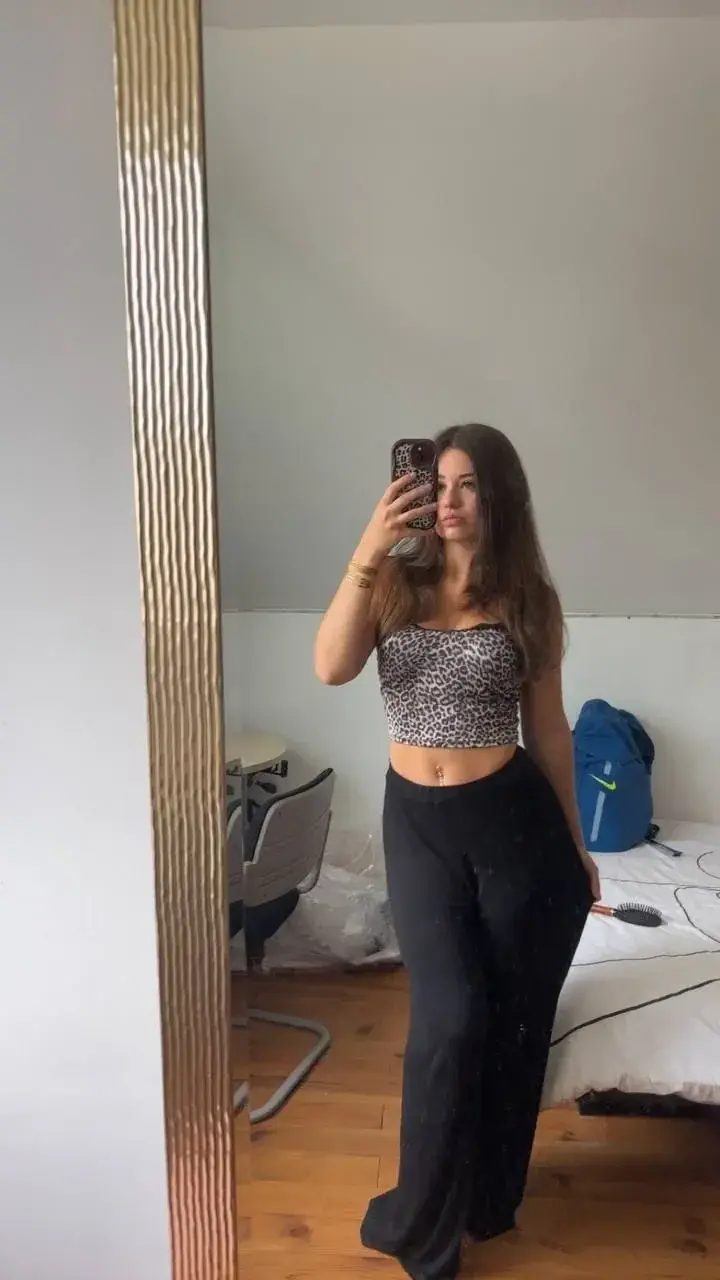 j’ose parier que tu sais pas ce que je porte en dessous ce soir… 😏(Abonnement gratuit sans code.)
