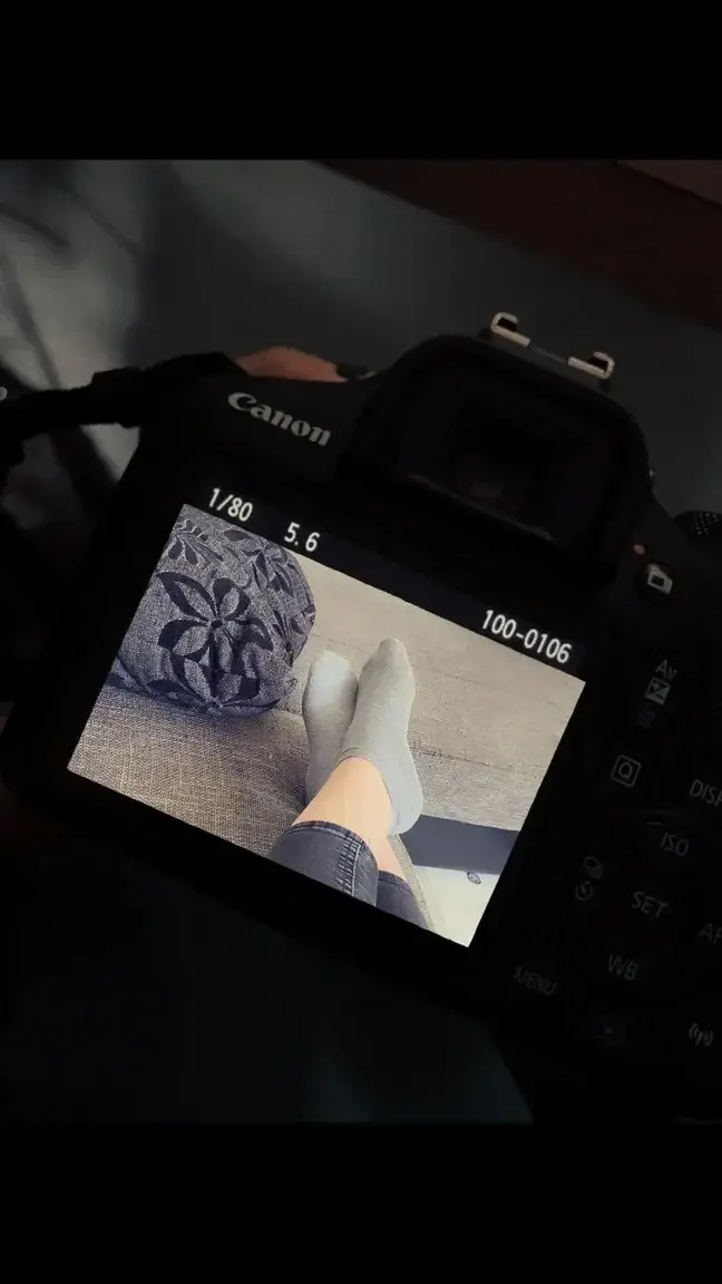 Coucou mes petits chats je vends aussi des chaussettes. Ainsi que des strings avec lesquels je me masturbe 🥵🥵