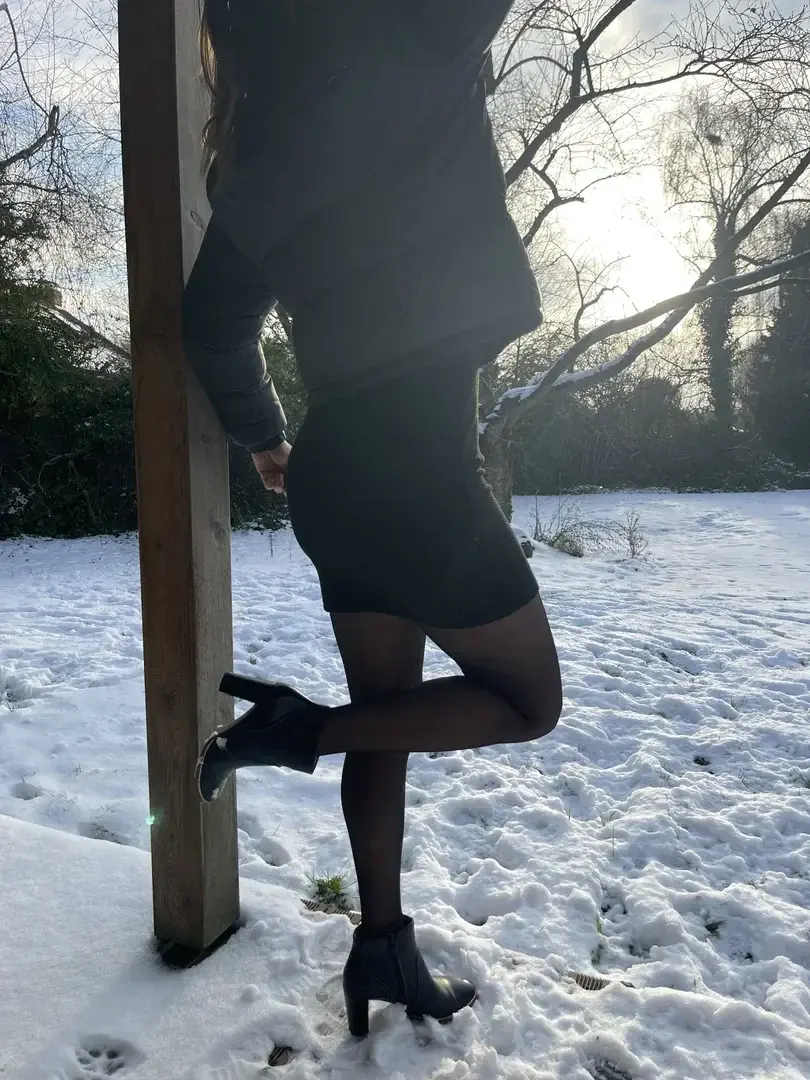 Leak & nude MYM — Avrildelille : « Il faisait trop froid pour me dénuder dehors mais j'ai prolongé la séance photo en intérieur 🔥​ Si tu veux voir ce qu'il y a sous ma robe noire, surveille mon profil, je les mettrai en ligne dans quelques jours. » (MYM)