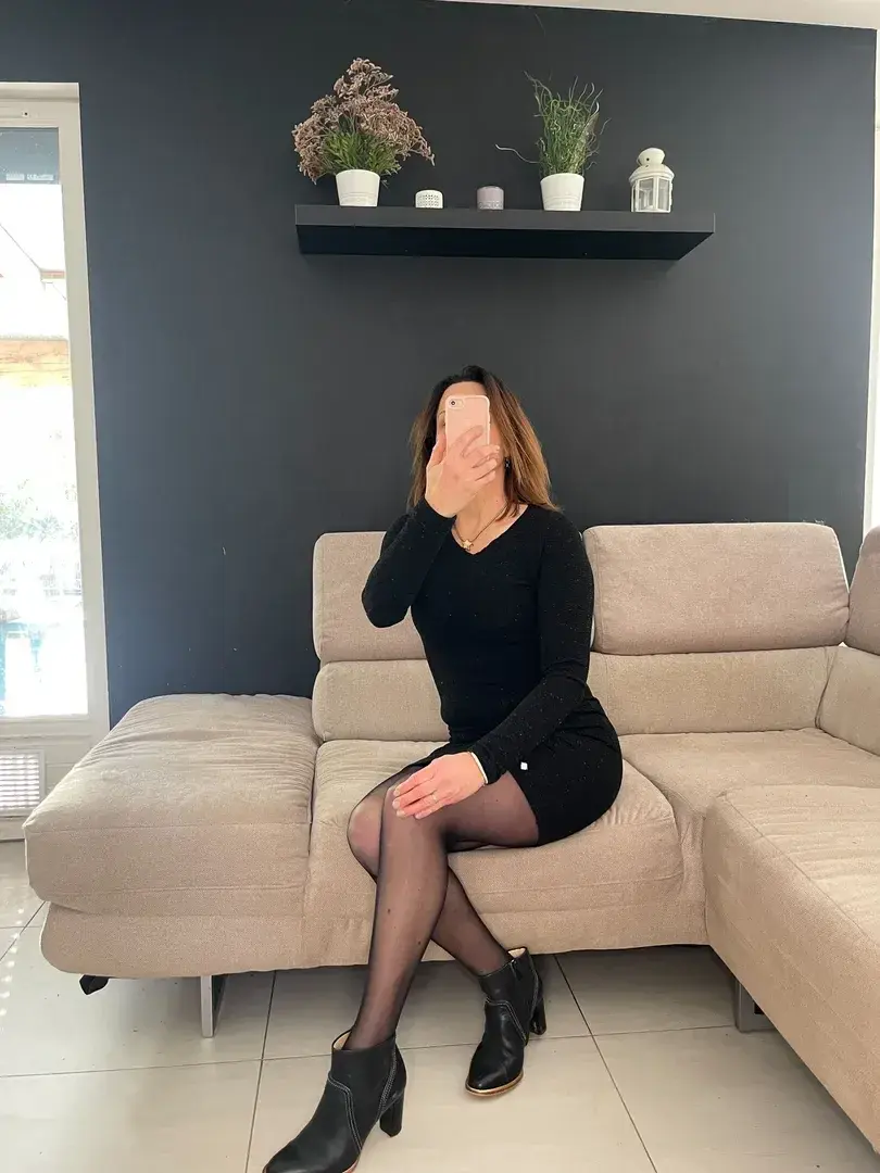 Leak & nude MYM — Avrildelille : « Prête pour une soirée cocooning dans le canapé, je t'attends. » (MYM)