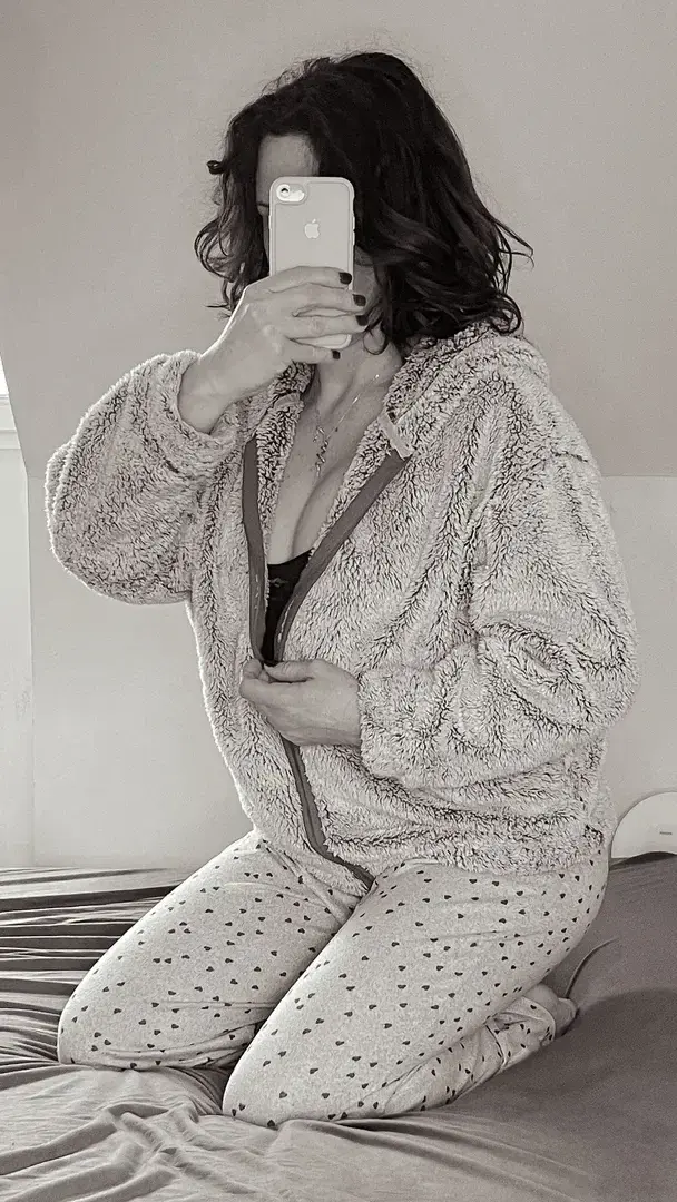 Leak & nude MYM — Avrildelille : « Est-ce que je garde mon pyjama ou je l'enlève ? » (MYM)
