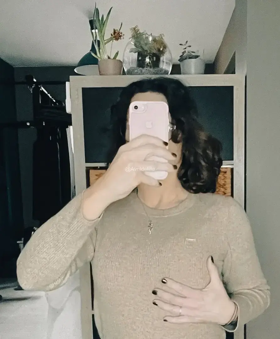 Leak & nude MYM — Avrildelille : « Tu aimerais être à la place de ma main ? » (MYM)