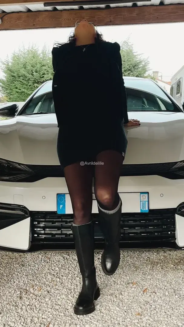 Leak & nude MYM — Avrildelille : « Est-ce que cette pose te donne des idées ? » (MYM)
