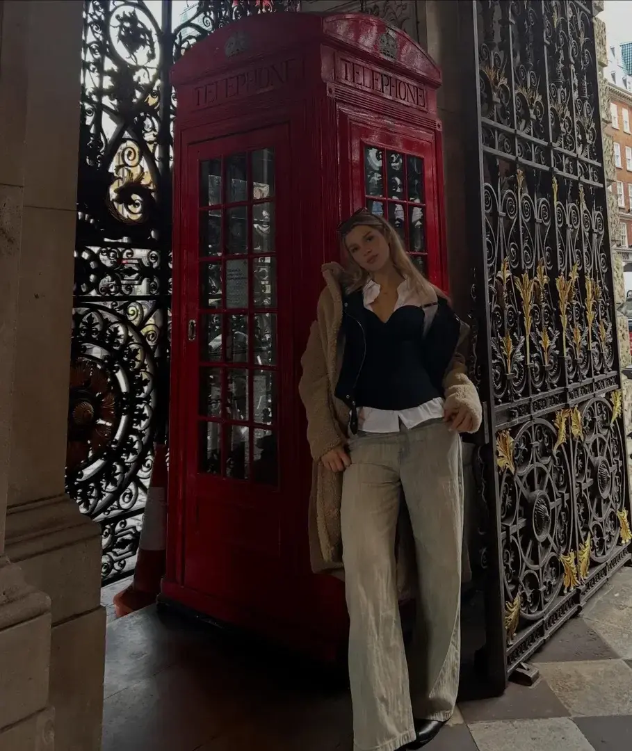 Leak public de Elisetwins — « Souvenir de Londres 😻 » (nude) sur MYM