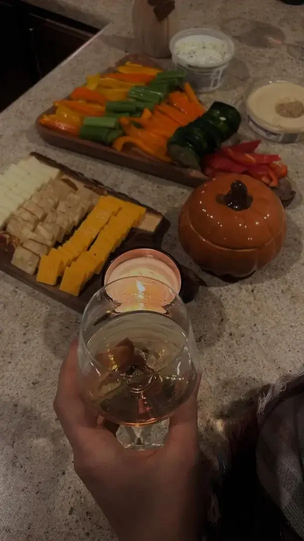 Leak & nude MYM — elisetwins : « Cocktail bien mérité :) » (MYM)