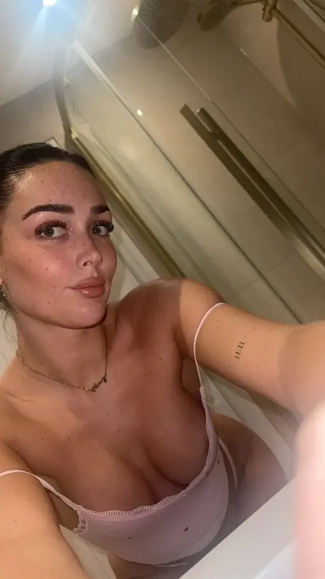 😏 Mon abo 100% gratuit 😈 Viens bb, je suis prête à te faire tourner la tête