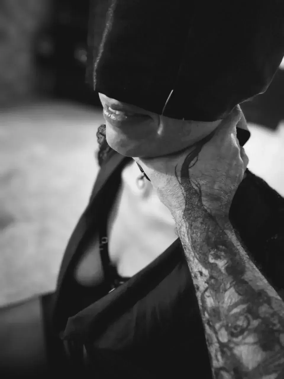 Ma gorge au creux de ta main, mon sort entre tes doigts. Jusqu'où tes idées les plus perverses nous emmèneraient-elles ? 😈Envoie-moi 'CONTROLE' en message privé si tu veux me dicter tes ordres 📥