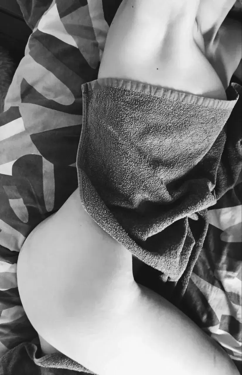J'ai failli m'habiller, et puis j'ai pensé à toi… et si on retournait sous la couette ? J'ai juste besoin d'un volontaire pour retirer l'obstacle. 🤭#douche#nue