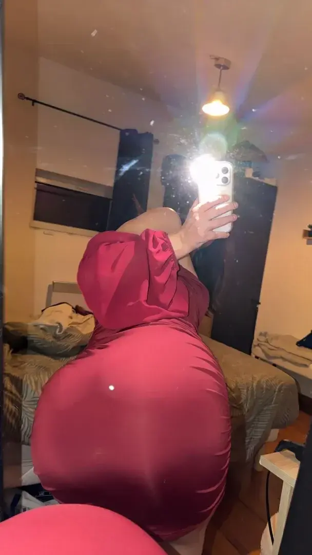 Leak public de Kiaraa_cr — « si tu veux voir ma tête abonne toi et regarde tes dm 🎁🤭 » (nude) sur MYM