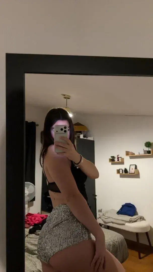 Leak public de Kiaraa_cr — « si tu veux voir ma tête abonne toi et regarde tes dm 🎁🤭 » (nude) sur MYM
