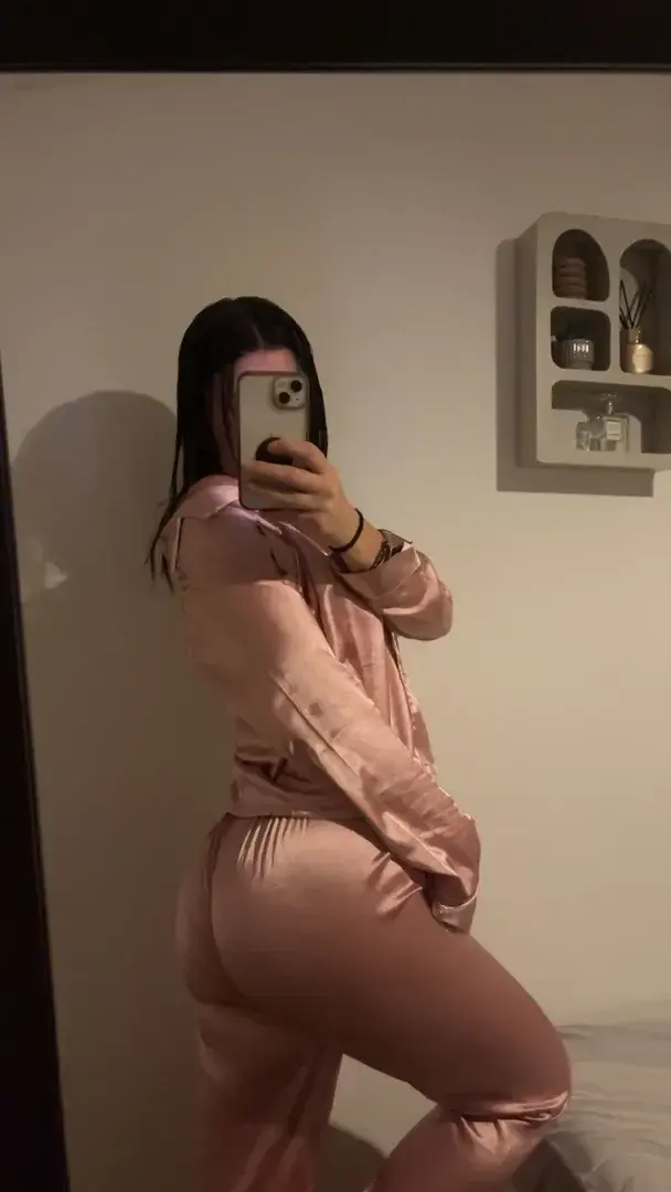 Leak & nude MYM — Kiaraa_cr : « si tu veux voir ma tête abonne toi et regarde tes dm 🎁🤭 » (MYM)