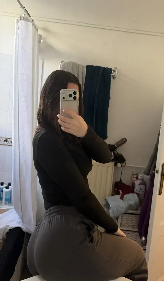 Média public — Kiaraa_cr : « si tu veux voir ma tête abonne toi et regarde tes dm 🎁🤭 » (MYM)