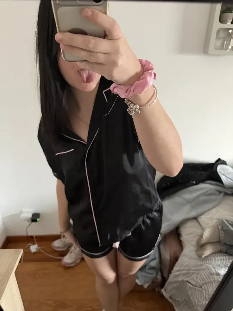 Média public — Kiaraa_cr : « si tu veux voir ma tête abonne toi et regarde tes dm 🎁🤭 » (MYM)