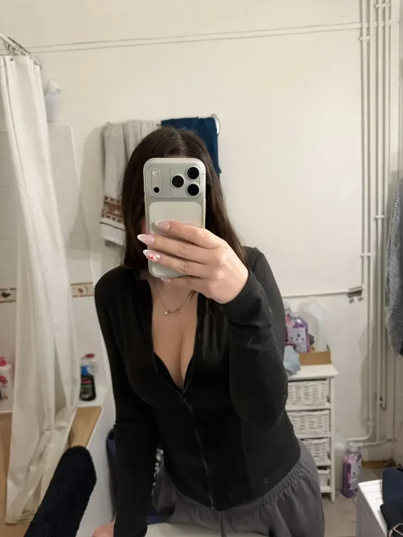 Leak & nude MYM — Kiaraa_cr : « si tu veux voir ma tête abonne toi et regarde tes dm 🎁🤭 » (MYM)