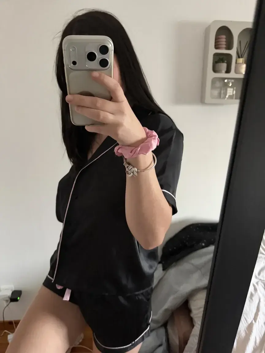 Média public — Kiaraa_cr : « si tu veux voir ma tête abonne toi et regarde tes dm 🎁🤭 » (MYM)