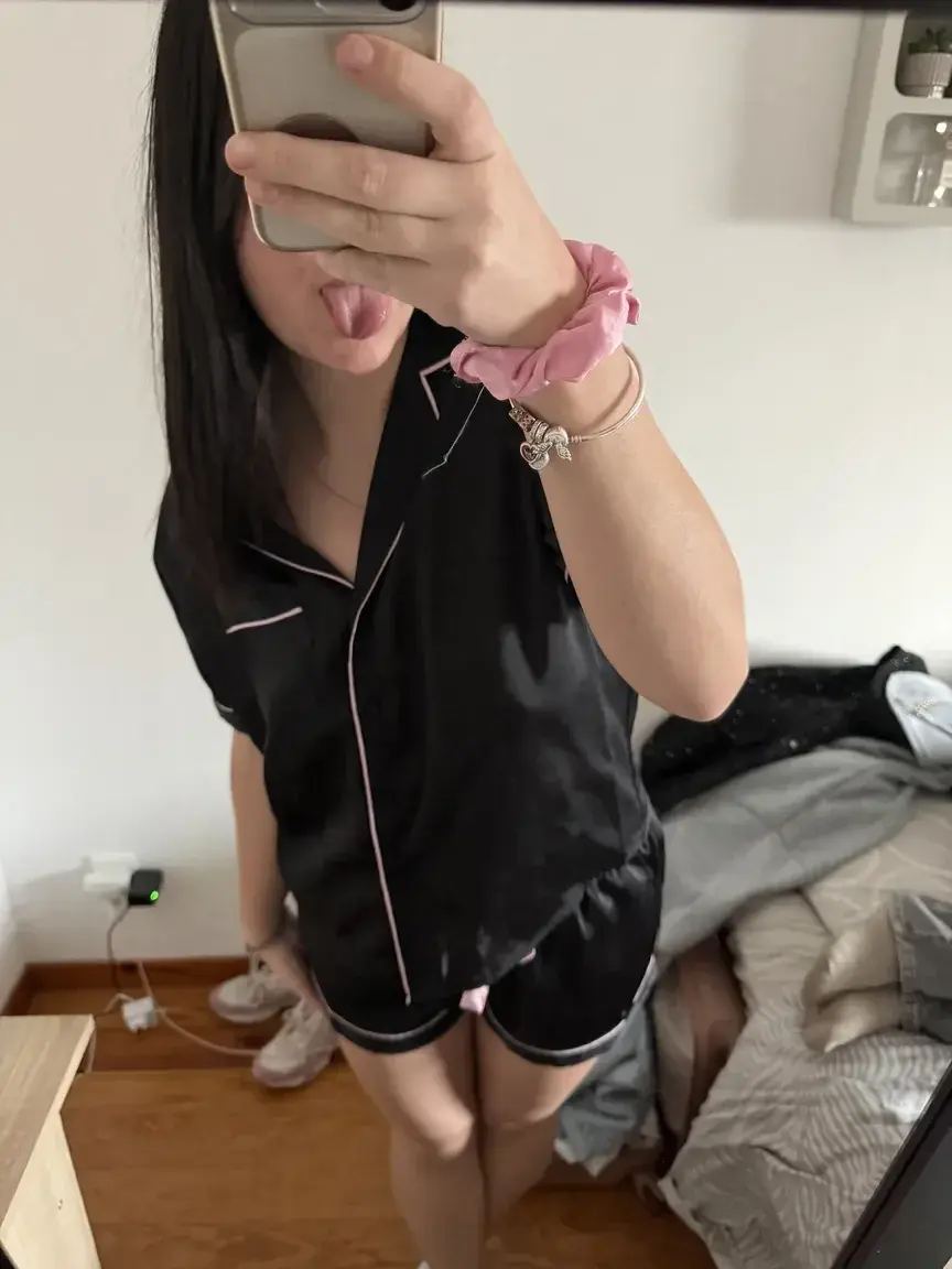 Média public — Kiaraa_cr : « si tu veux voir ma tête abonne toi et regarde tes dm 🎁🤭 » (MYM)