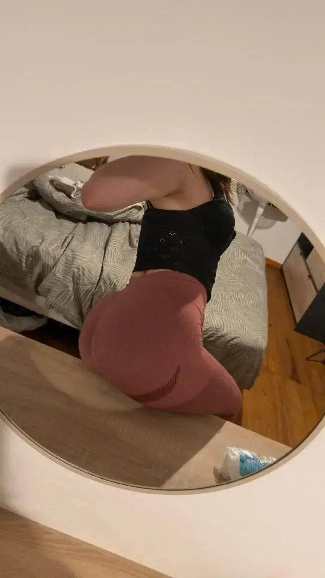 Média public — Kiaraa_cr : « si tu veux voir ma tête abonne toi et regarde tes dm 🎁🤭 » (MYM)