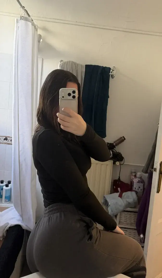 Média public — Kiaraa_cr : « si tu veux voir ma tête abonne toi et regarde tes dm 🎁🤭 » (MYM)