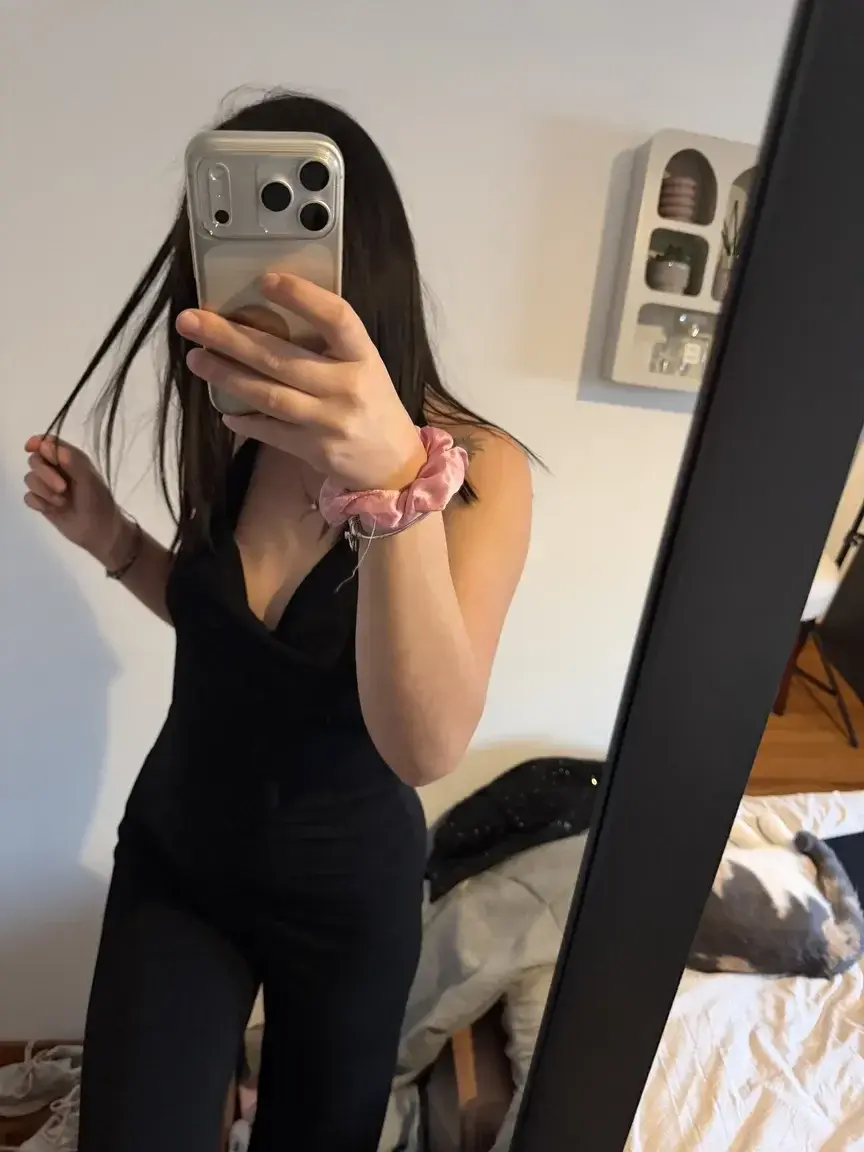Média public — Kiaraa_cr : « si tu veux voir ma tête abonne toi et regarde tes dm 🎁🤭 » (MYM)