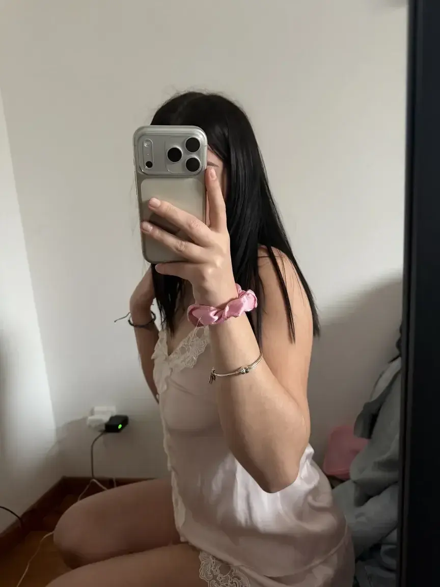 Média public — Kiaraa_cr : « si tu veux voir ma tête abonne toi et regarde tes dm 🎁🤭 » (MYM)