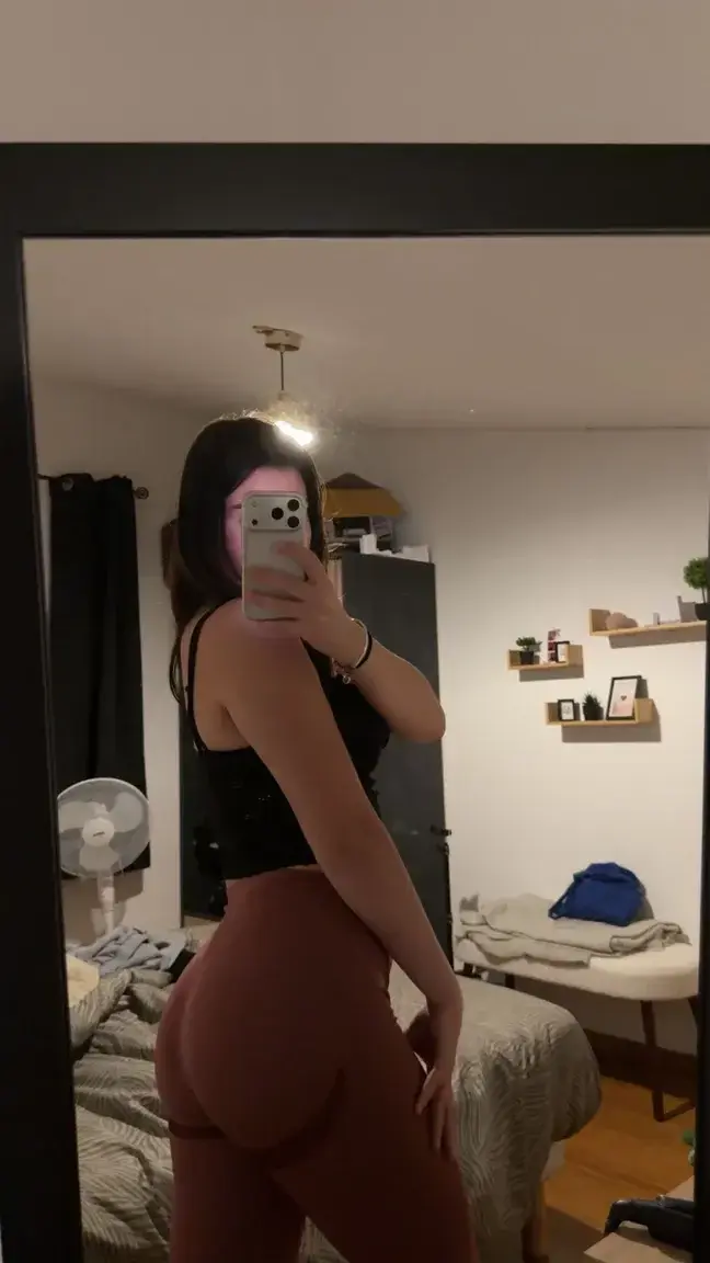 Média public — Kiaraa_cr : « si tu veux voir ma tête abonne toi et regarde tes dm 🎁🤭 » (MYM)