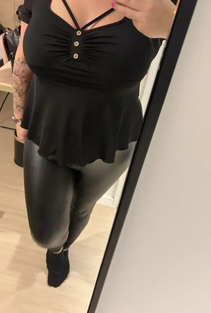 Leak & nude MYM — lara_tentation : « Cette tenue ne pardonne rien… similicuir bien ajusté, décolleté affolant. Le reste est à découvrir de plus près 👀💋 » (MYM)