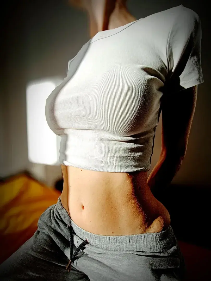 Leak & nude MYM — Ema_nude_art : « Tenue de yoga avant de filer à la douche... dispo en vidéo sur mon mym bien-sûr 😉 » (MYM)