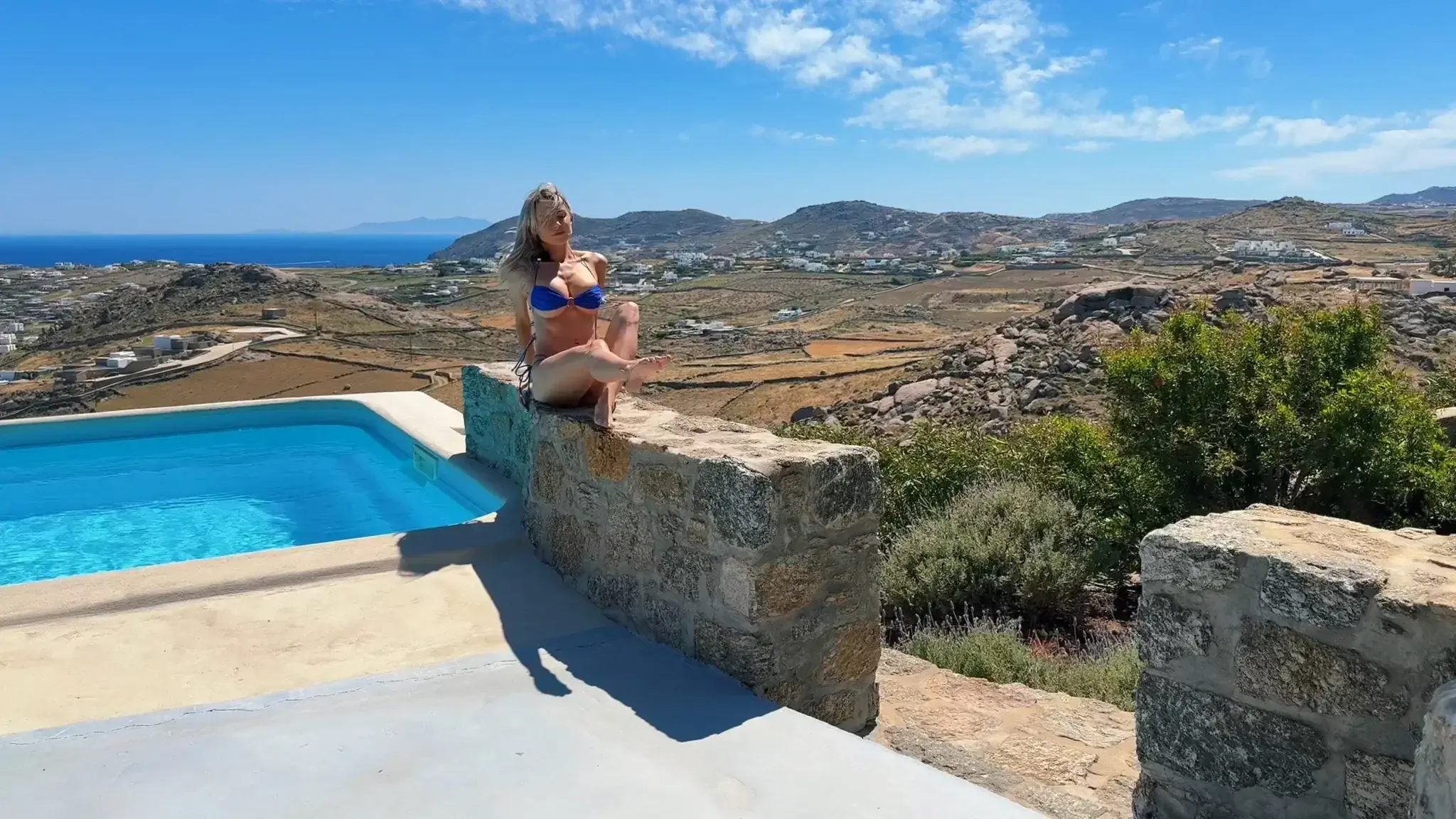 Leak & nude MYM — Alliedawson : « Rocking my blue bikini while I tease you with this hot view 🔥 » (MYM)