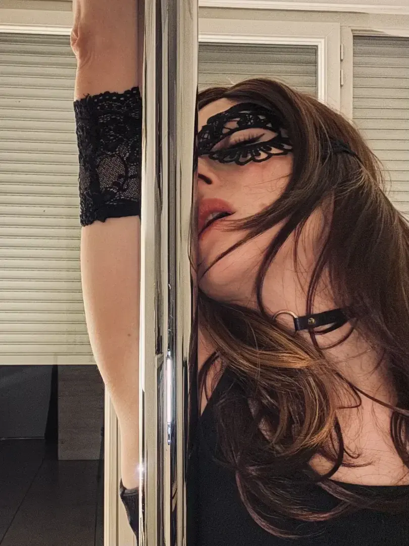 Leak & nude MYM — luxia : « Je me laisse aller… doucement…ou non…Mais ce que tu vois ici n’est qu’un début. 🔥Le reste attend ceux qui feront le premier pas 🖤#poledance #mystere #mimefans » (MYM)