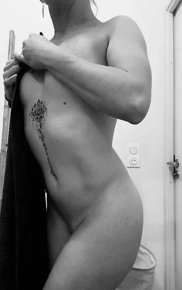 Début de week-end… j’ai décidé de prendre mon temps 😏dis-moi… t’imagines quoi ?#sensuelle #desir #douceprovocation #feminite #tentation