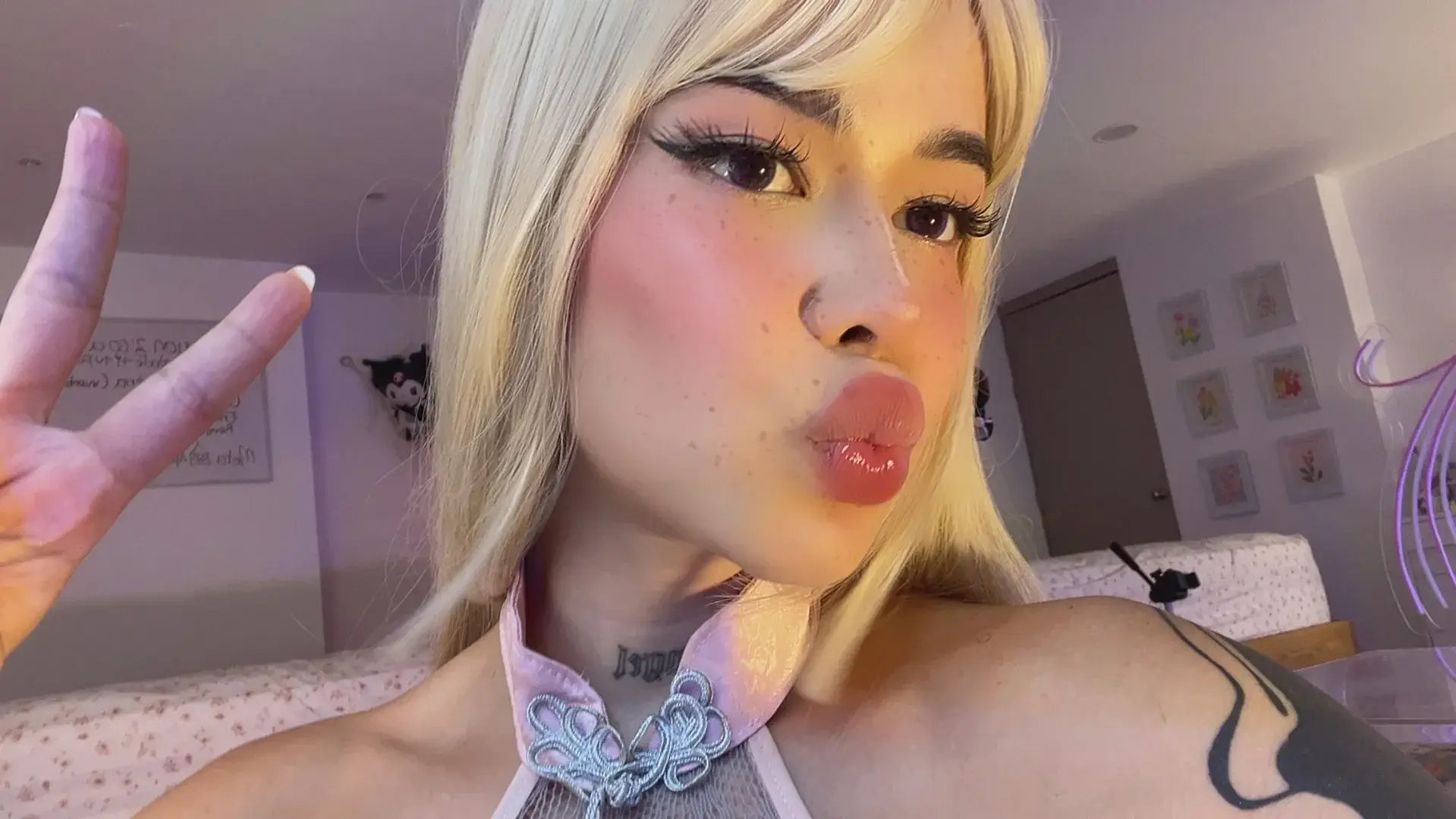Kisses 😘💋✨Bisous 😘💋✨