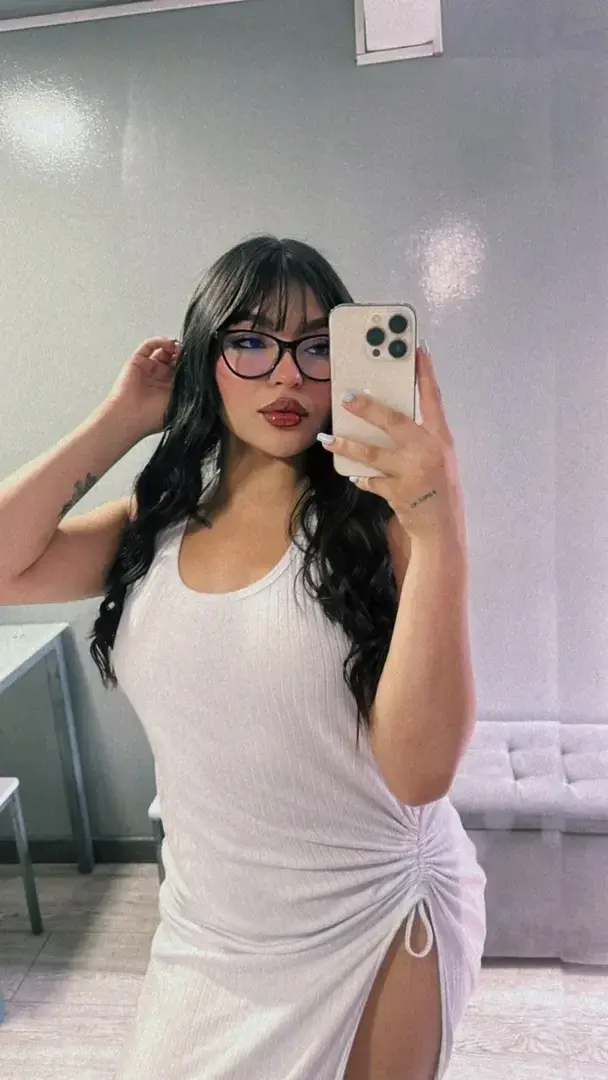 Tu penses que je porte des sous-vêtements sous ma robe ? 😏😏 La réponse va te surprendre.Do you think I'm wearing underwear under my dress? 😏😏 You'll be surprised by the answer.#sexy #latina #hot